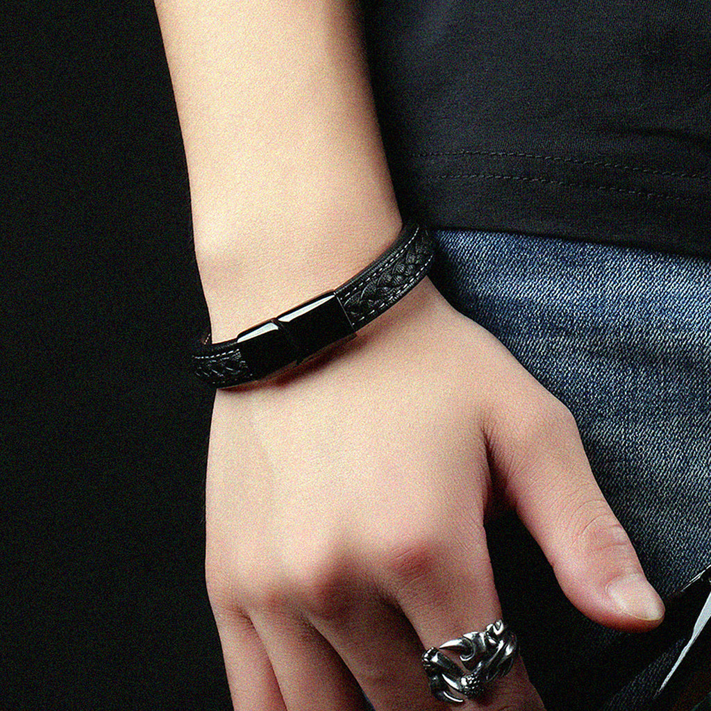Armband aus schwarzem Titanstahl