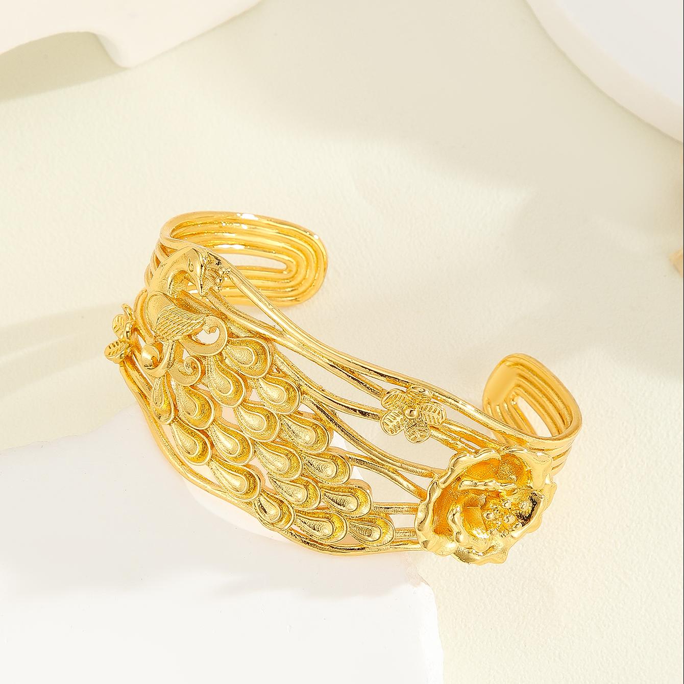 1 pulsera vintage de lujo con textura tallada en oro, exquisita pulsera con diseño de pavo real y flores