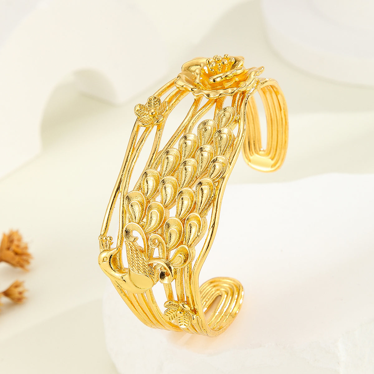 1 pulsera vintage de lujo con textura tallada en oro, exquisita pulsera con diseño de pavo real y flores