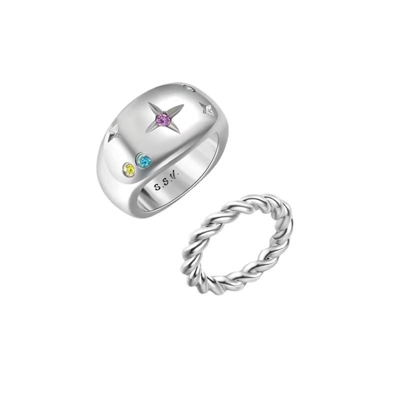 Die kleine Gruppe trägt leichte Luxus- und Kaltwind-Ringset Ring Damen