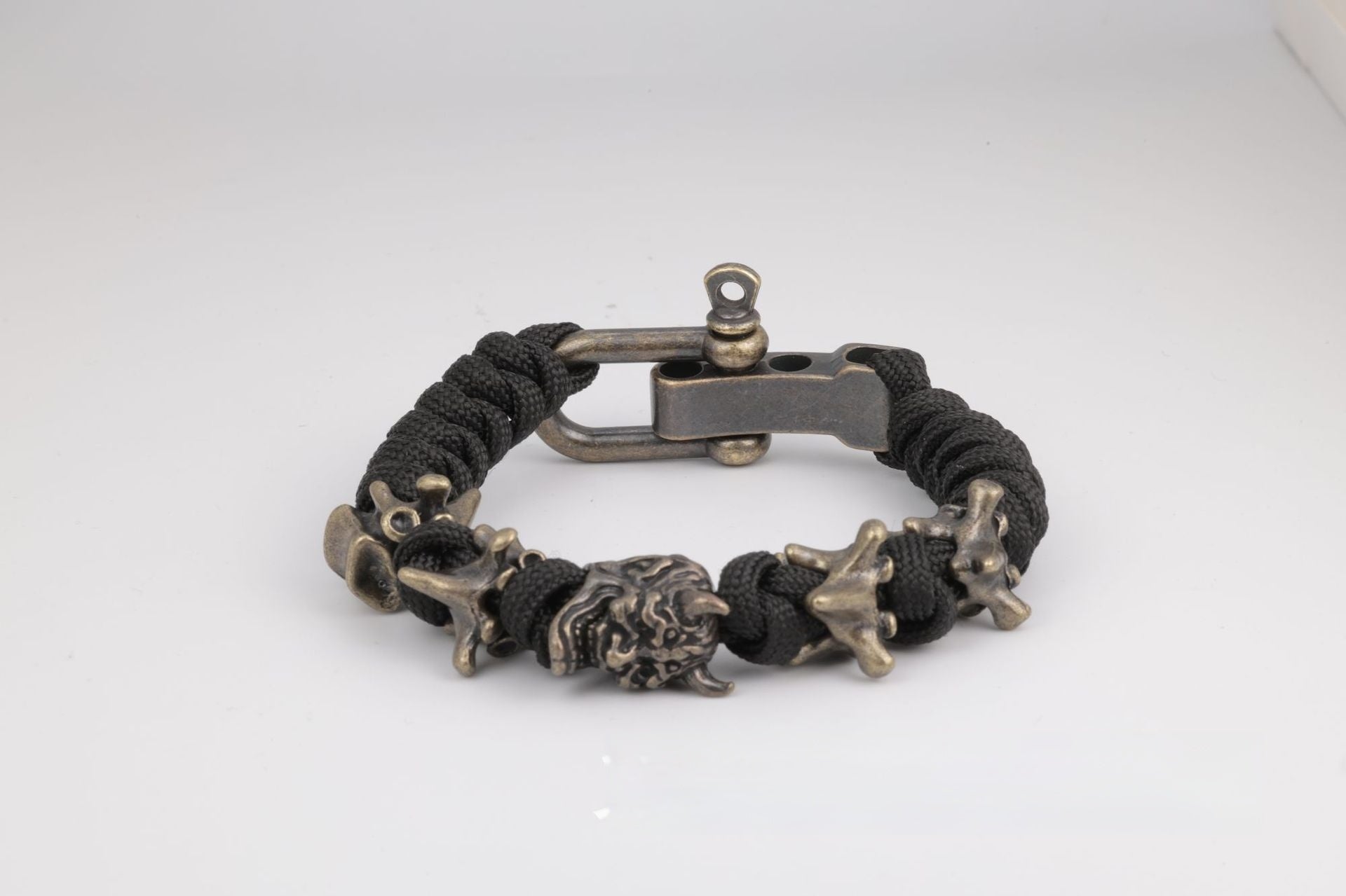 Pulsera hecha a mano tejida con cordón de paracaídas de cuatro espinas Prajna