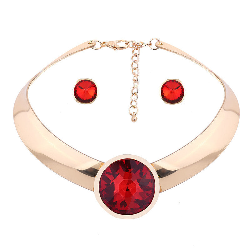 Schmuckset aus Halskette und Ohrringen