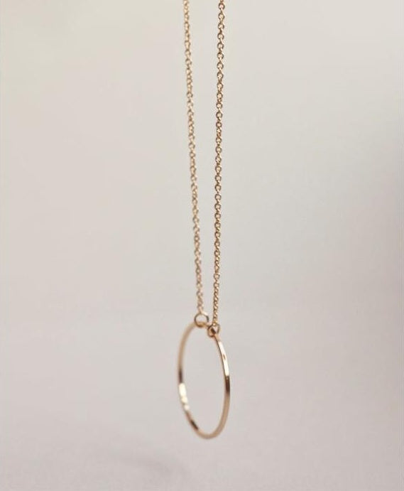 Gargantilla simple de alta calidad en color dorado con colgante lariat de estilo casual y moderno