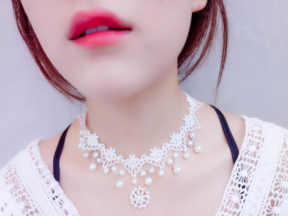 Collar de mujer de encaje blanco con pedrería