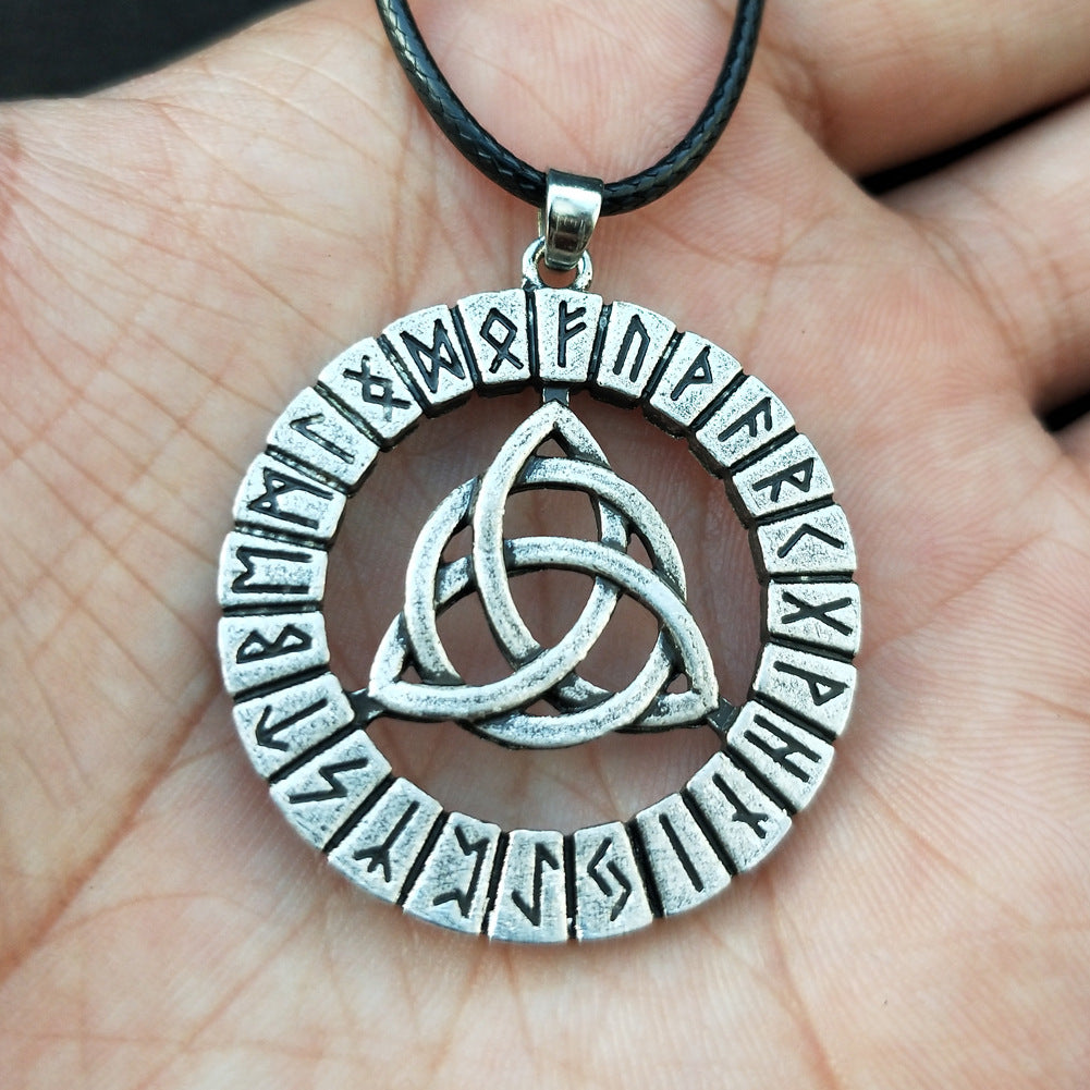 Nordische Halskette mit mythischen Runen-Amulett