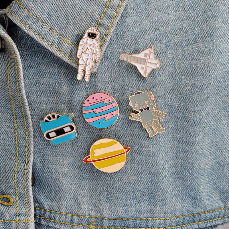 Broche de dibujos animados creativo de avión, astronauta, robot y planeta goteando