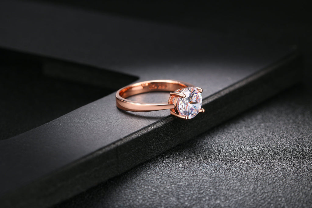 Anillo de oro rosado y circonita