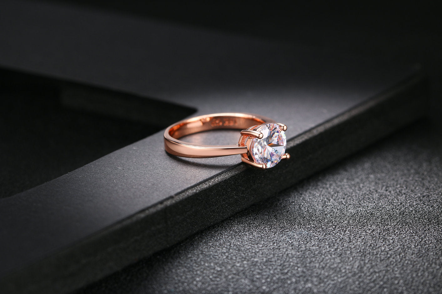 Anillo de oro rosado y circonita