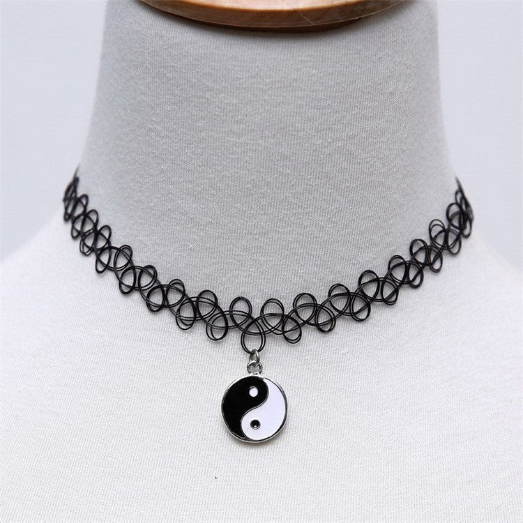 Schwarze Plastik-Halskette für Damen, elastische Tattoo-Halsketten, Gothic Punk Yin Yang Anhänger, 90er-Jahre-Choker