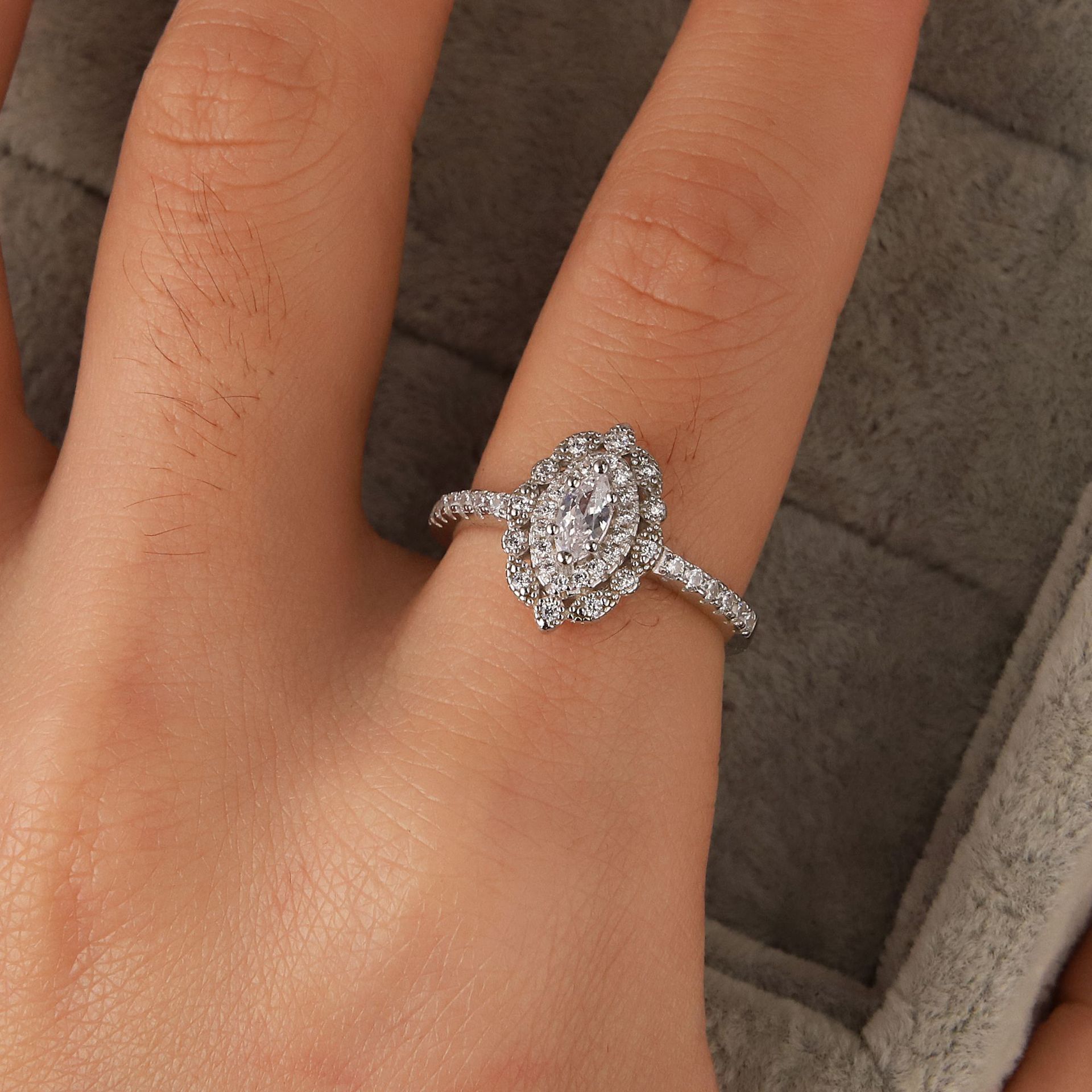 Anillo Ovalado de Plata de Lujo con Diamantes