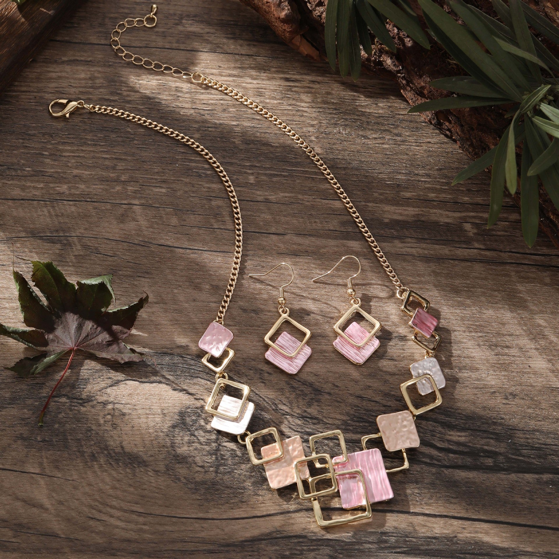 Conjunto de pendientes, pulsera y collar de cuadrados geométricos en pintura al óleo de color