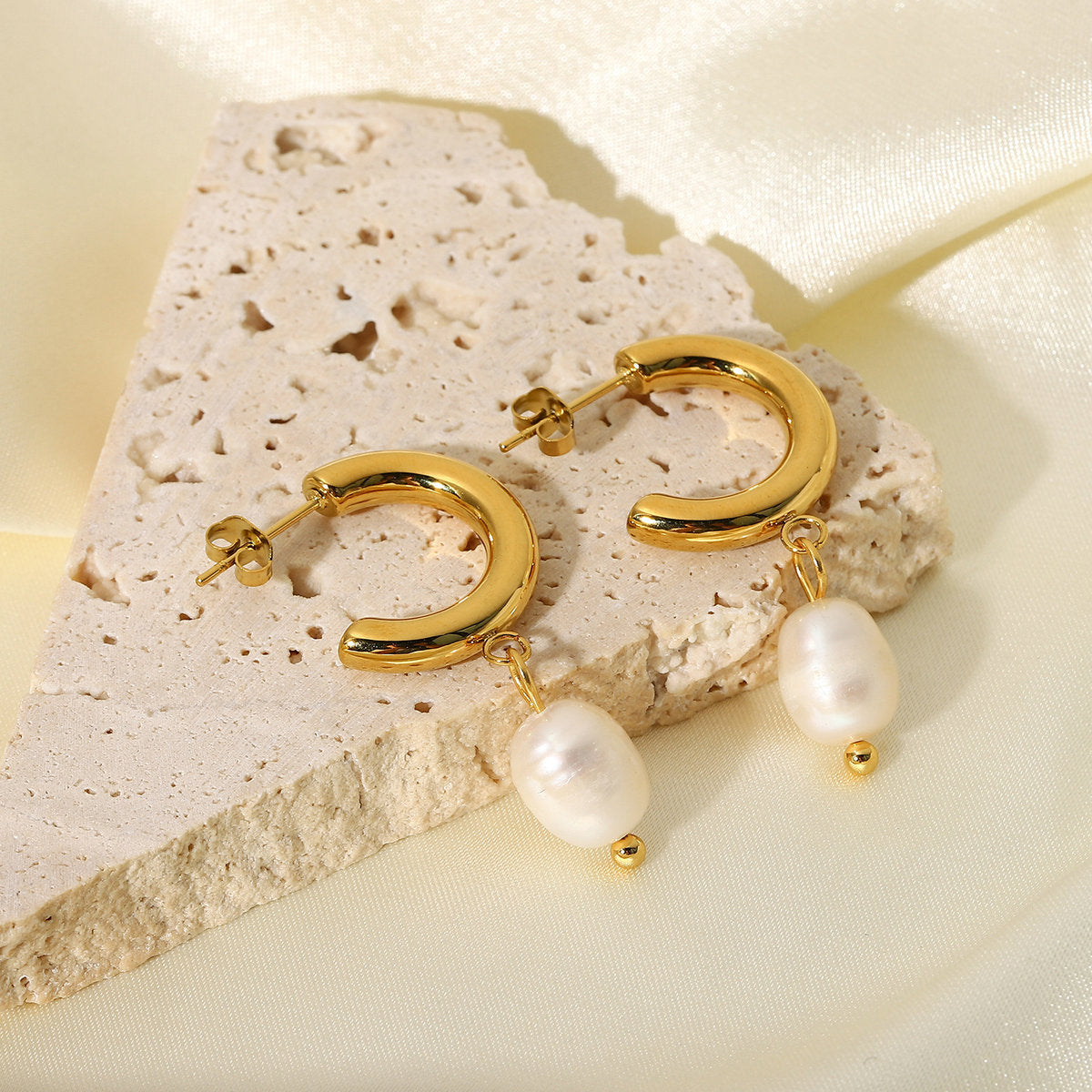 Pendientes de acero inoxidable de oro de 18 quilates con perlas de personalidad a la moda