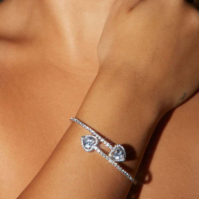 Vollbesetztes „Loving Heart“ Armband – Modisch, schlicht, einreihig, offen