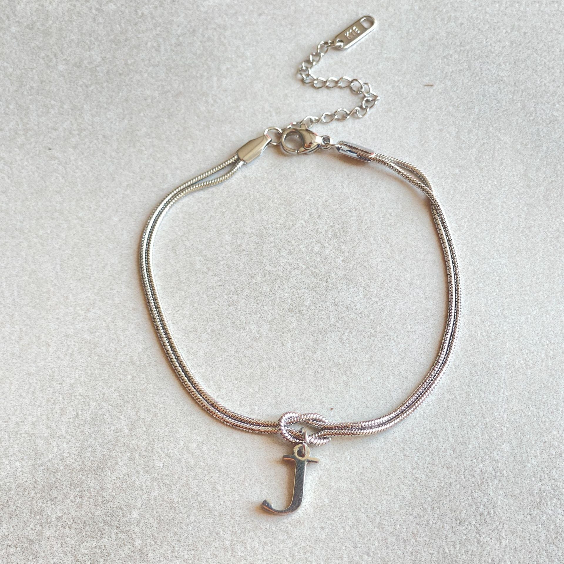 Nuevas pulseras con nudo de amor de la A a la Z para mujer, pulseras con dije de cadena de serpiente delicada de color dorado para parejas, joyería de acero inoxidable, regalo para el Día de San Valentín