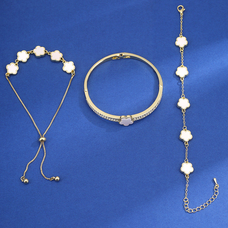 Glückliche Fünf-Blütenblatt-Blumen-Spitze-Armband Dreiteiliges Set für Damen