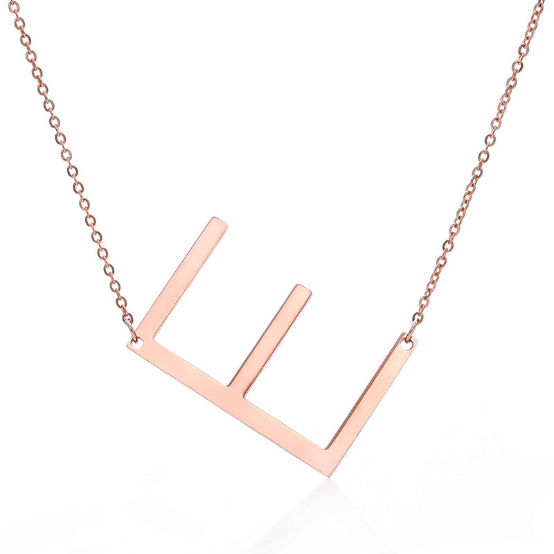 Fabuloso collar con colgante de letra inicial de acero inoxidable chapado en oro rosa