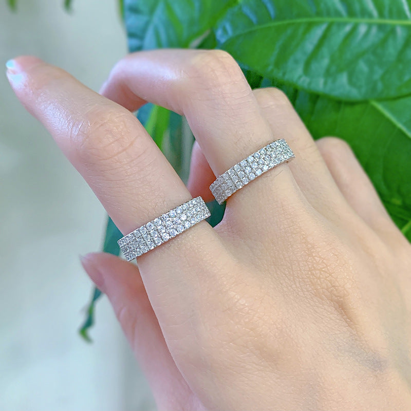 Einfacher Fingerring mit drei Reihen Strasssteinen für Damen