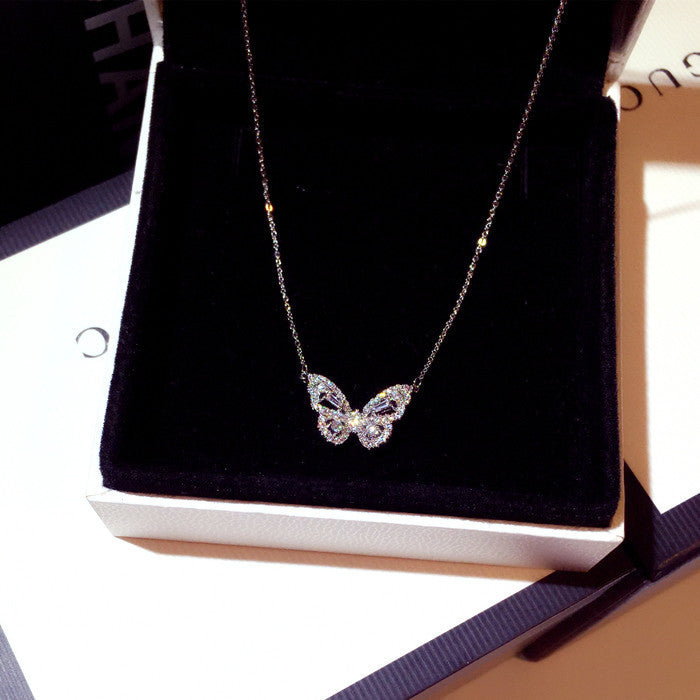 Collar con colgante de mariposa