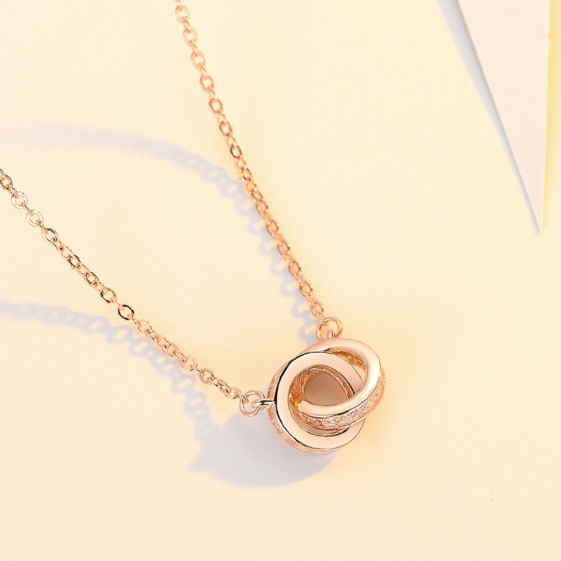 Halskette mit ineinandergreifenden Ringen