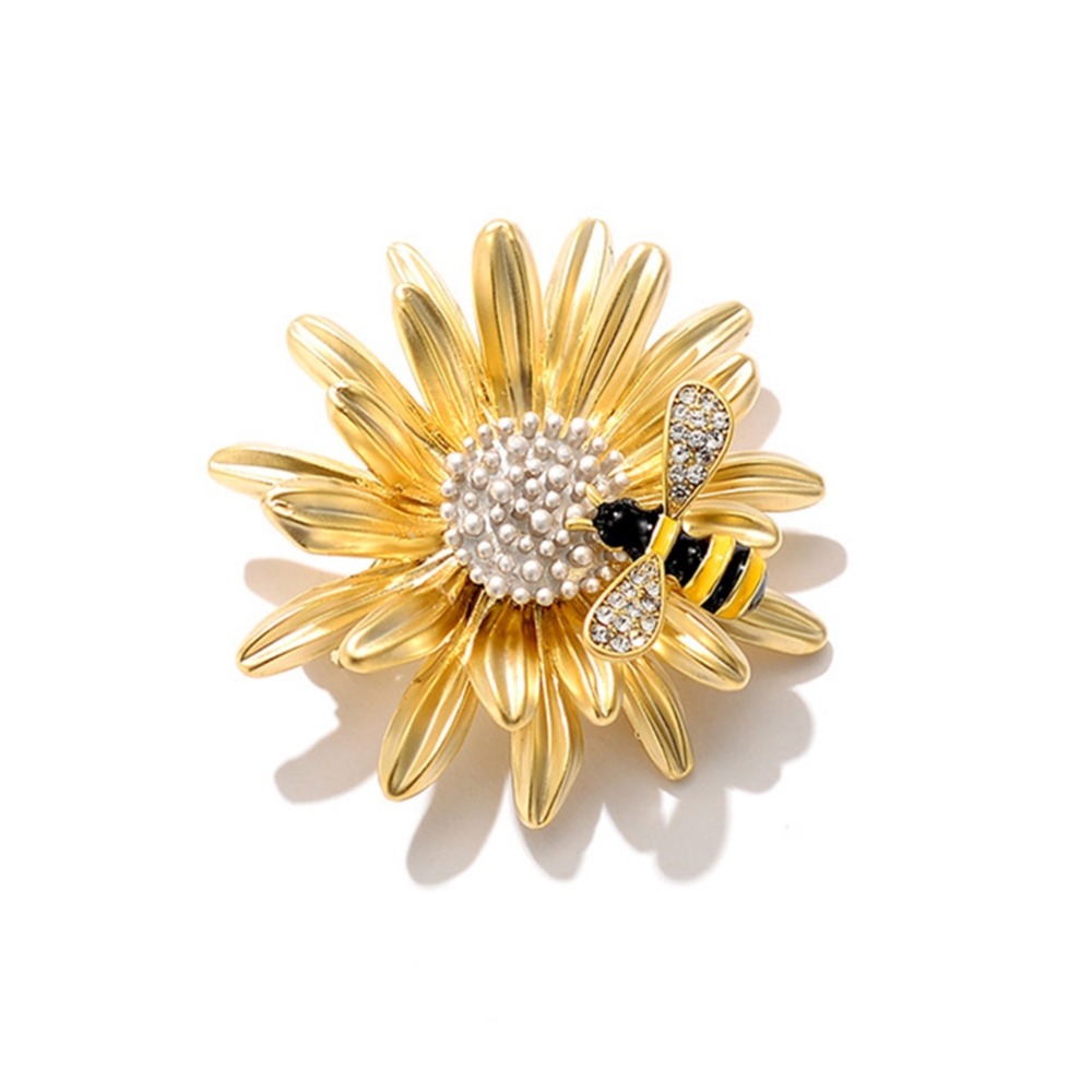 Bee daisy brooch