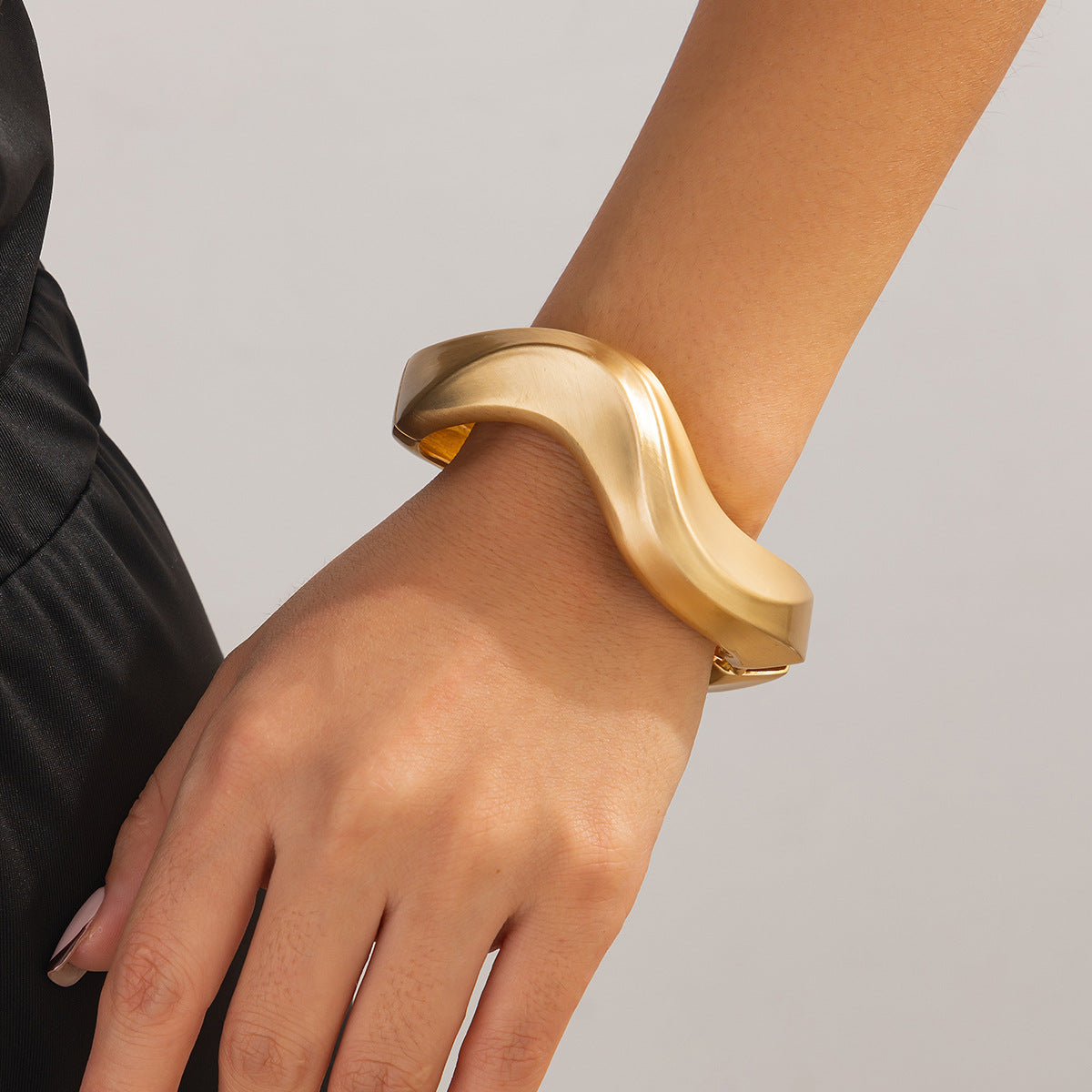 Pulsera plisada de metal con diseño de anillo de línea trenzada exagerada