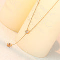 Collar de acero inoxidable chapado en oro rosa de 18 quilates con circonita solitaria