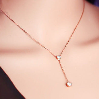 Collar de acero inoxidable chapado en oro rosa de 18 quilates con circonita solitaria