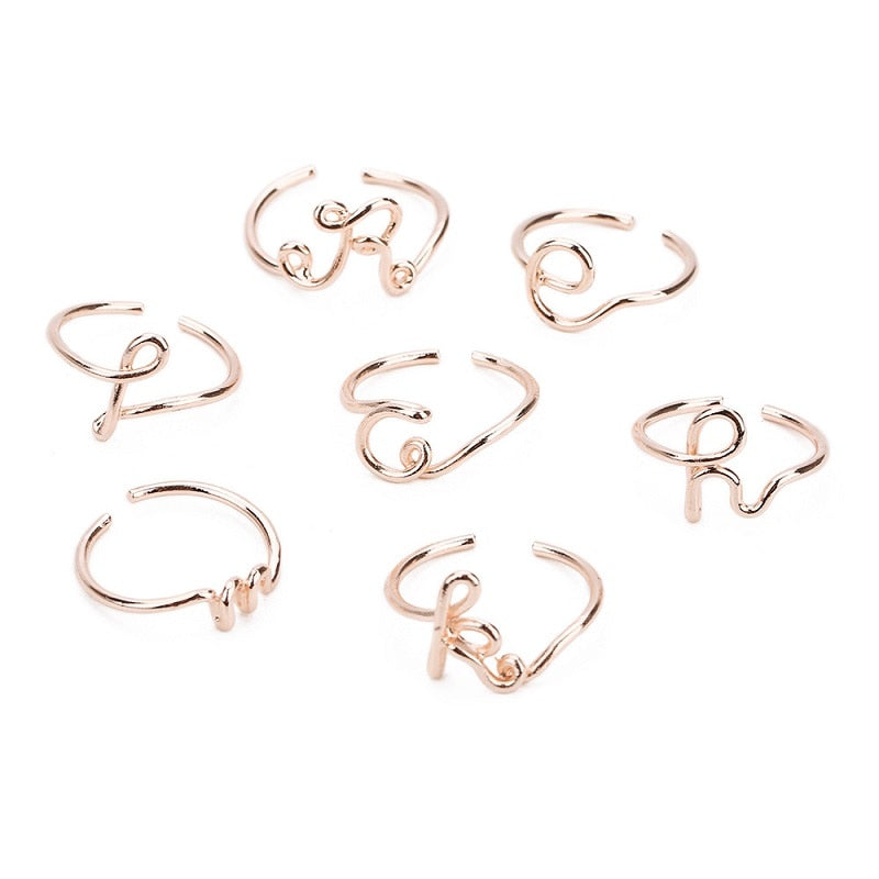 Anillos de nombre inicial de 26 letras A-Z unisex en color oro y plata para mujeres y hombres, de aleación geométrica creativa, venta al por mayor de joyería