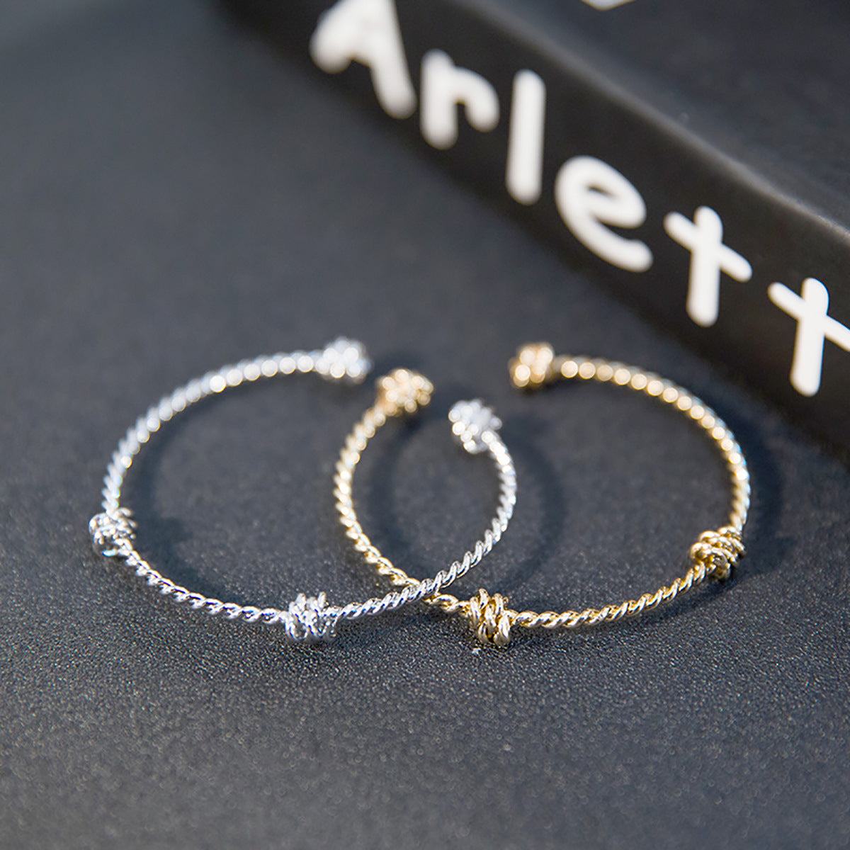 Tres pulseras abiertas anudadas