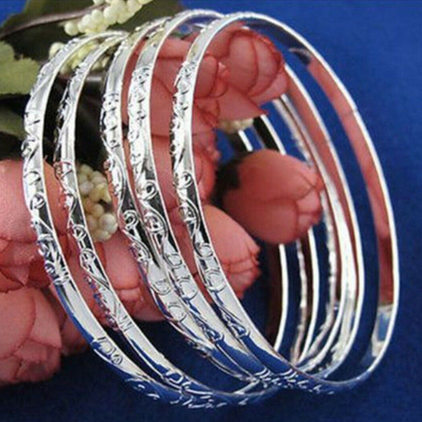 Pulsera de plata con diseño de círculos geométricos