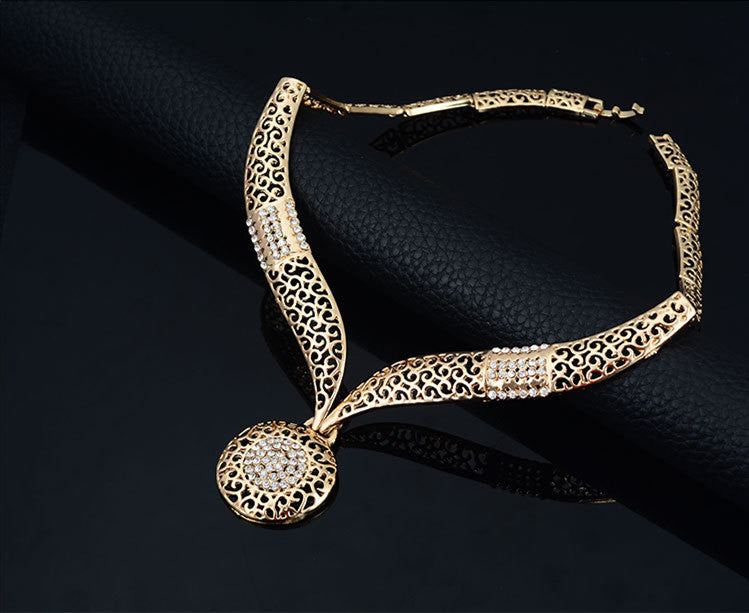 Juego de cuatro piezas de joyería: collar, pendientes, anillo