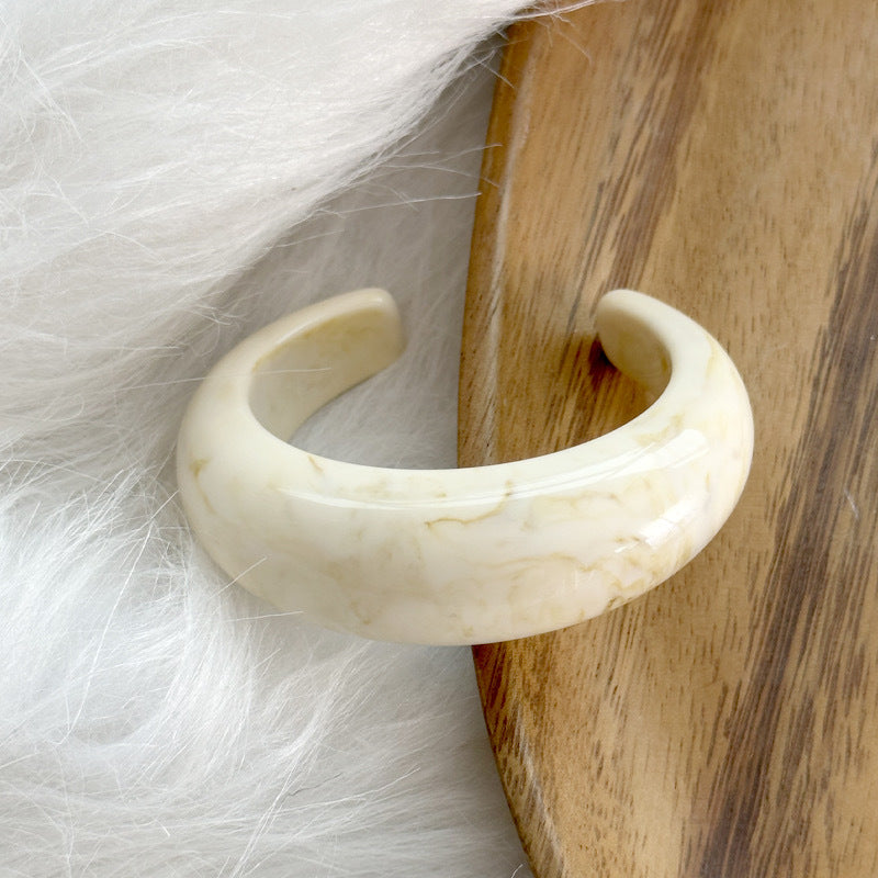 Pulsera de resina abierta con textura transparente, de gran tamaño y exagerada