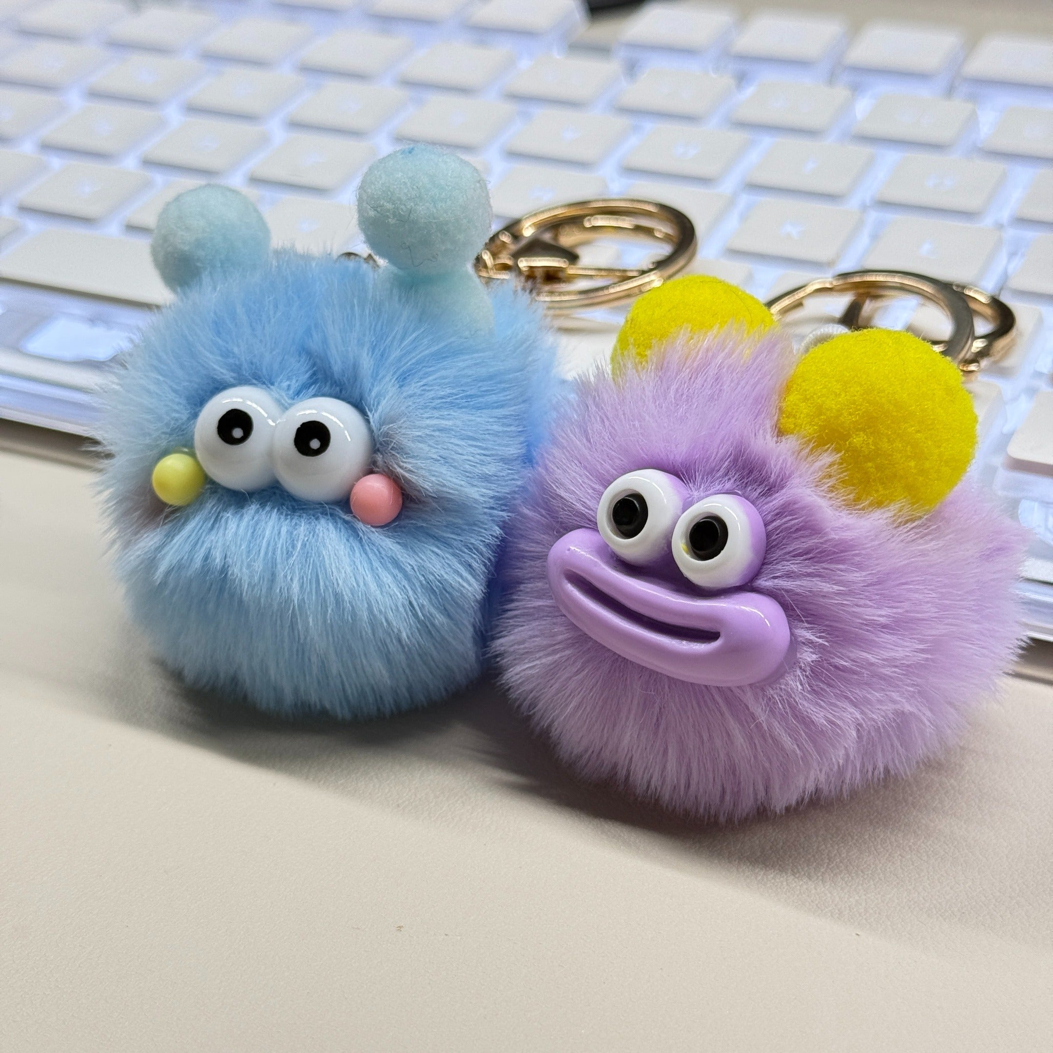 Llaveros de peluche de dibujos animados bonitos, hechos de materiales suaves y esponjosos, con varios diseños adorables, adecuados para la decoración del hogar o el uso diario, lo que los convierte en una opción de regalo interesante.