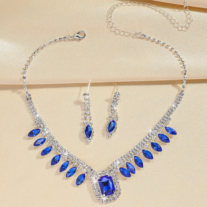 Traje de gala elegante con collar
