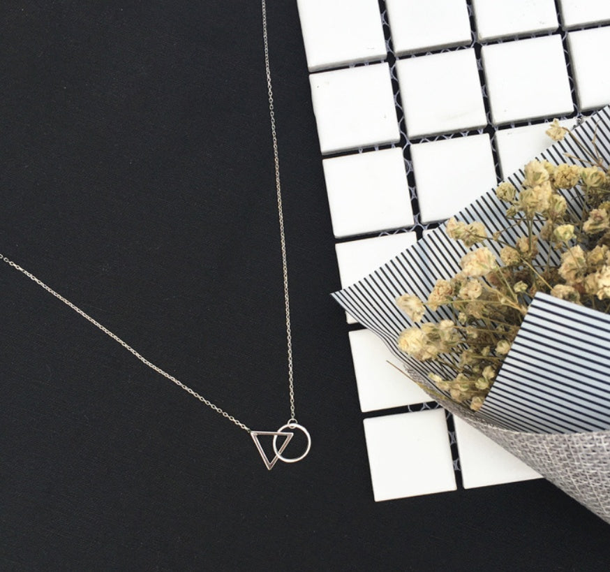 Einfache Halskette mit geometrischem Anhänger aus 925er Sterlingsilber