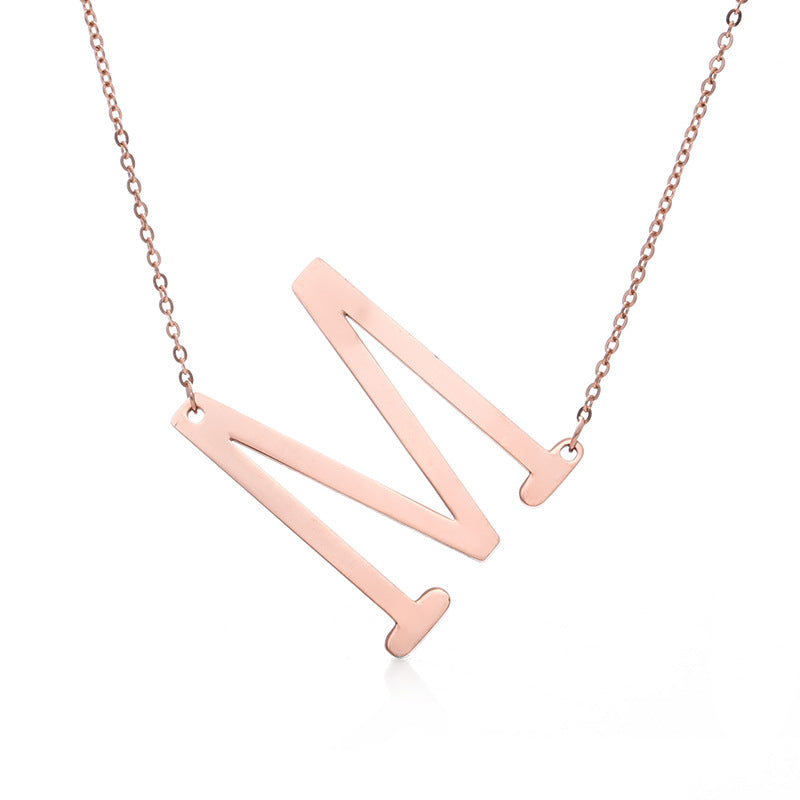 Fabuloso collar con colgante de letra inicial de acero inoxidable chapado en oro rosa