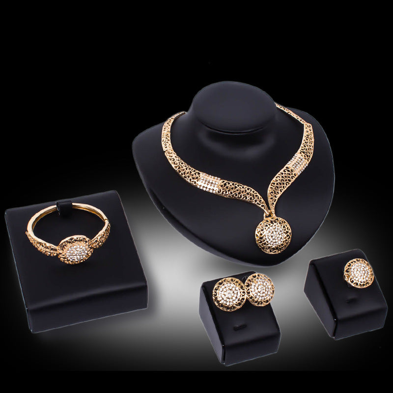 Juego de cuatro piezas de joyería: collar, pendientes, anillo