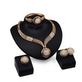Juego de cuatro piezas de joyería: collar, pendientes, anillo