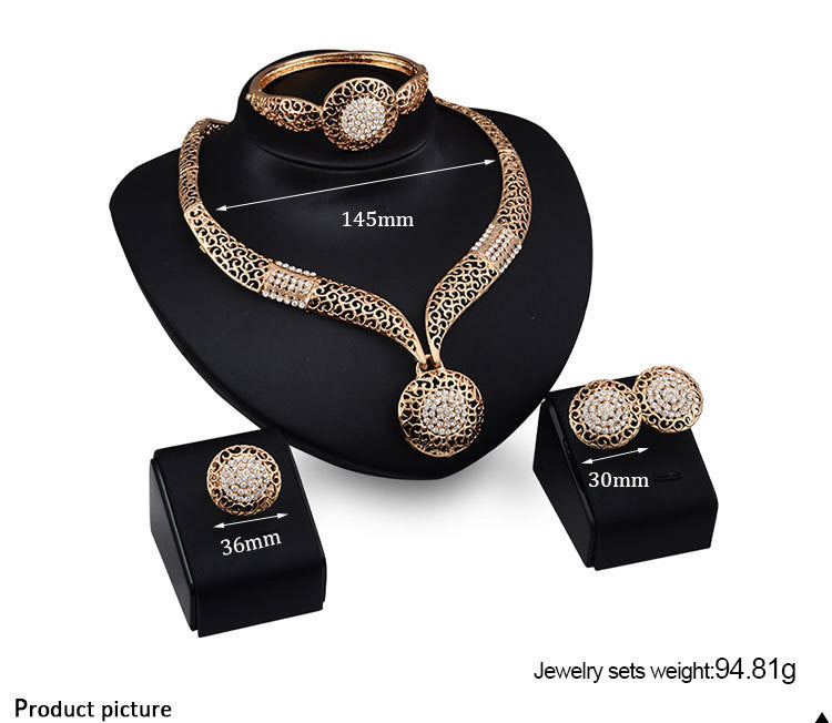Juego de cuatro piezas de joyería: collar, pendientes, anillo