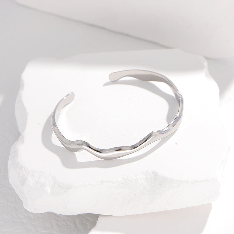 Einfaches Titan-Edelstahl-Armband mit Wellenmuster