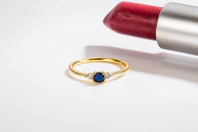 Exquisiter und kleiner blauer Diamant 14K Goldring leichter, einfacher Zirkon