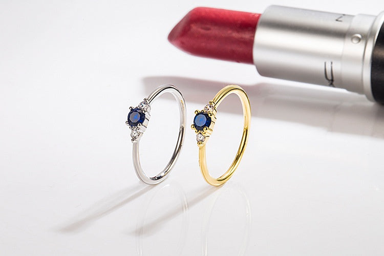 Exquisiter und kleiner blauer Diamant 14K Goldring leichter, einfacher Zirkon