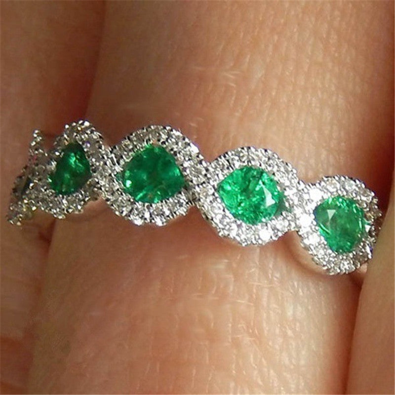 Nuevo anillo de compromiso de rubíes con microincrustaciones Europa y el nuevo aro de circonitas verdes para la abuela