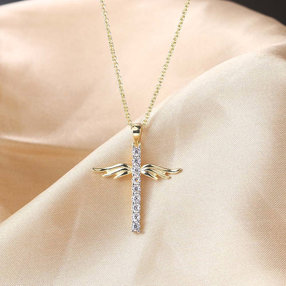 Collar con cruz y alas de ángel