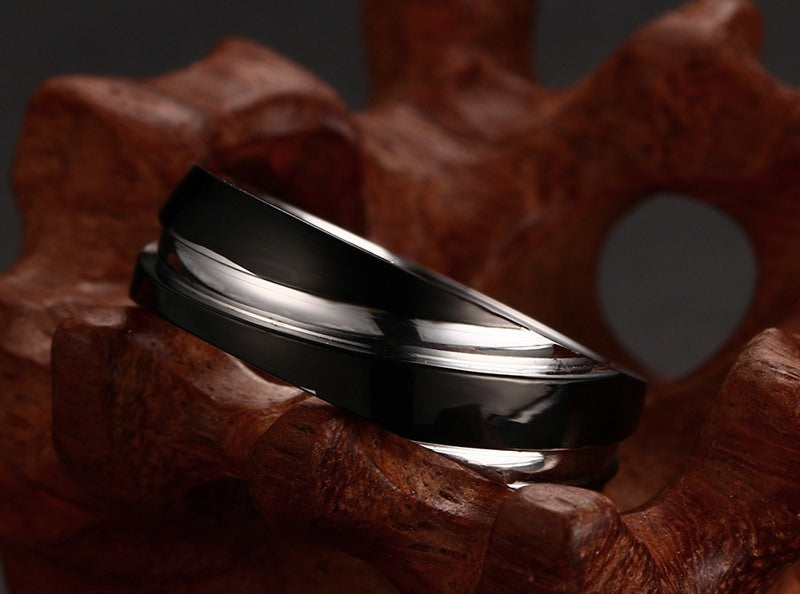 Anillo de hombre de titanio y acero negro con sarga