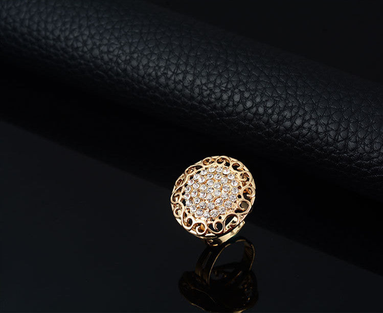 Juego de cuatro piezas de joyería: collar, pendientes, anillo