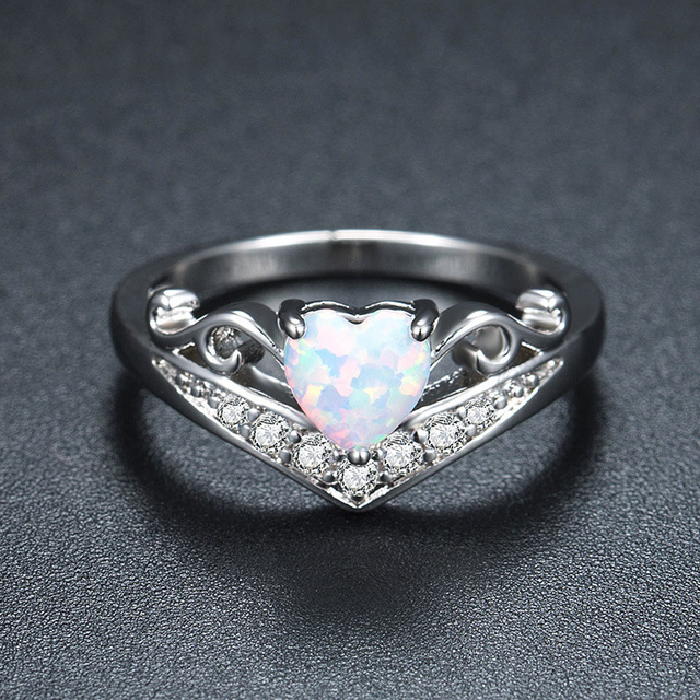 Anillo de madre de ópalo en forma de corazón