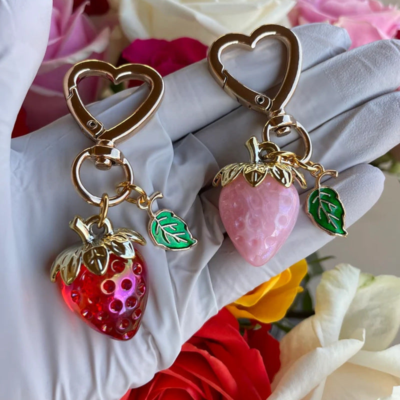 Bonito llavero de fresa con forma de corazón, colgante creativo para bolso