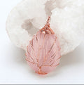Natürlicher Quarz-Opal-Stein-Anhänger Handgemachte Roségold-Farbe Handgemachter Lebensbaum Umwickelter Tropfenförmiger Kristall-Anhänger-Halskette