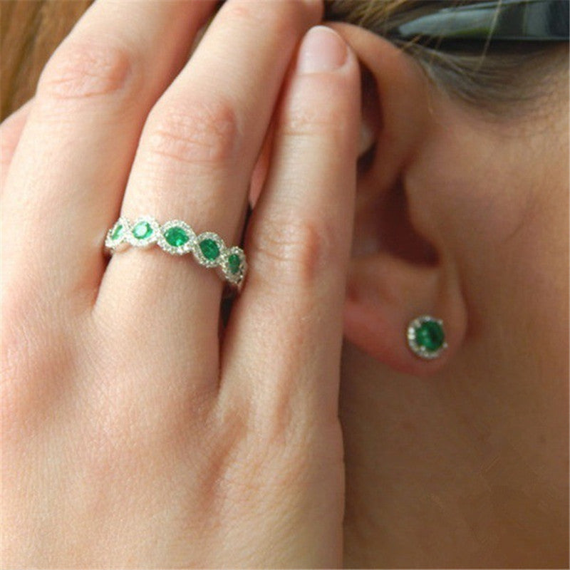 Nuevo anillo de compromiso de rubíes con microincrustaciones Europa y el nuevo aro de circonitas verdes para la abuela